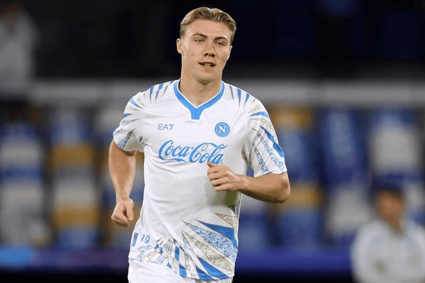 0-0,意甲第1遭德甲第8逼平,连续2轮欧冠不胜,麦克托米奈失良机